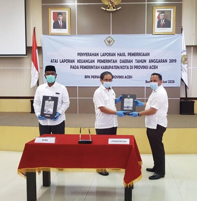 Kepala BPK RI Perwakilan Provinsi Aceh, Arif Agus menyerahkan penghargaan WTP kepada Bupati Pidie Jaya, Aiyub Abbas di Kantor BPK RI Perwakilan Aceh Banda Aceh, Rabu (17/6).