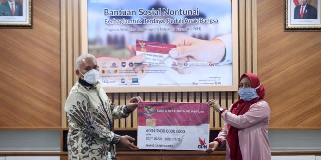 Sekretaris Daerah Aceh, Taqwallah, menyerahkan secara simbolis Bantuan Sosial Nontunai kepada penerima manfaat untuk wilayah Aceh pada peluncuran penyaluran bantuan sosial  Program Keluarga Harapan (PKH) dan sembako melalui Bank Syariah Indonesia (BSI) di Ruang Rapat Sekda Aceh, Banda Aceh, Jumat (23/7/2021).