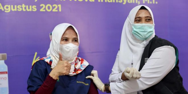 Tenaga Kesehatan saat menerima suntikan vaksin ke-3 di RSUDZA, Banda Aceh, Senin (9/8/2021).