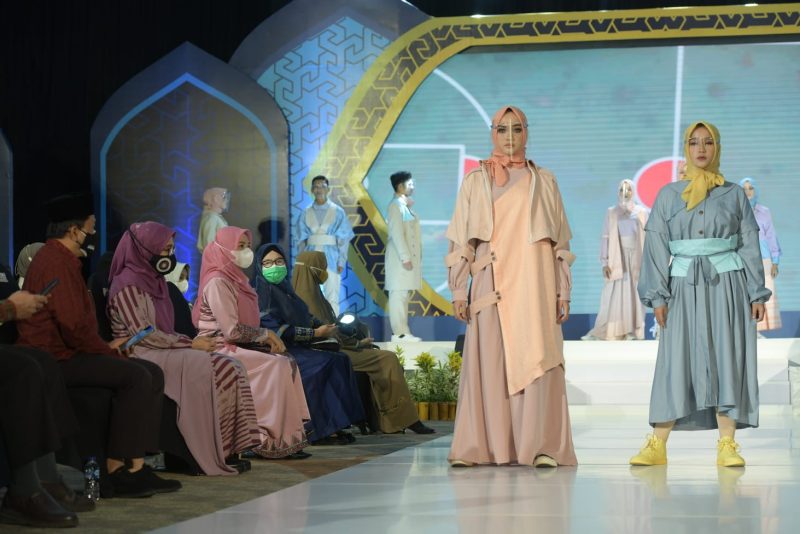 Ketua Harian Dekranasda Aceh Safrida Yuliani, menyaksikan peragaan busana hasil karya desainer Aceh, pada acara penutupan Muslim Fashion Collaboration tahun 2021, di Hermes Palace Hotel, Banda Aceh, Sabtu (7/8/2021) malam.