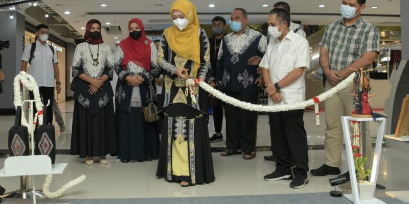 Ketua Dekranasda Aceh Dyah Erti Idawati, didampingi Ketua Dharma Wanita Persatuan Aceh Safrida Yuliani, melakukan pengguntingan pita saat membuka Pameran Produk Dekranasda, di Plaza Aceh, Banda Aceh, Rabu (10/11/2021)