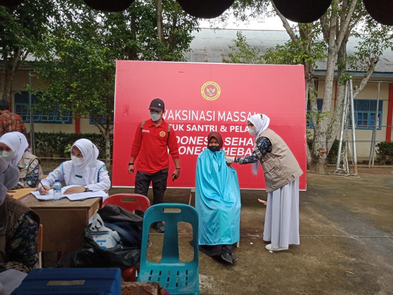 Vaksinasi covid-19 dilakukan oleh BIN di SMK 1 Peusangan, Kamis (18/11)