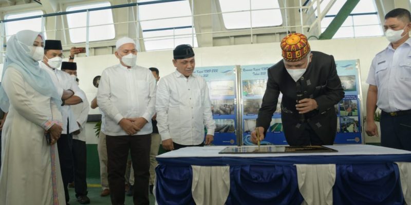 Gubernur Aceh, Nova Iriansyah didampingi Istri Dyah Erti Idawati, beserta Gubernur Jawa Barat, Ridwan Kamil dan Unsur Forkopimda Aceh, saat menandatangani Prasasti Renovasi KMP BRR