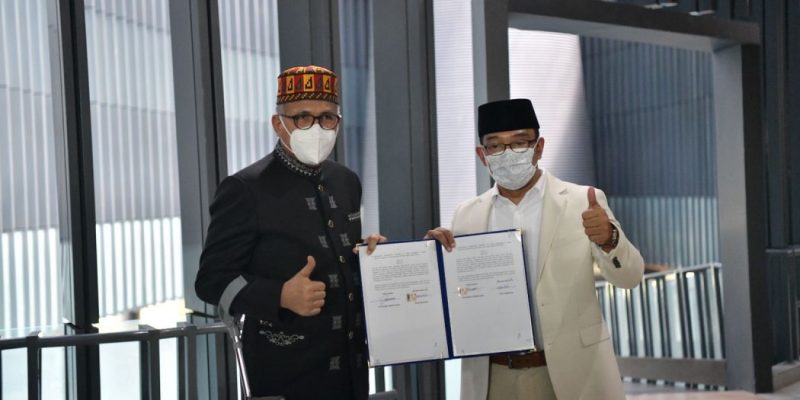 Gubernur Aceh, Nova Iriansyah, melakukan penandatanganan kerja sama pengembangan potensi daerah dan peningkatan pelayanan publik bersama Gubernur Jawa Barat, Ridwan Kamil