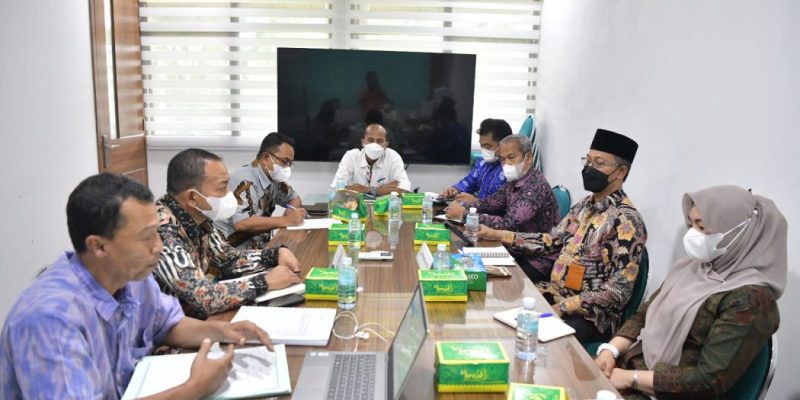 Asisten Administrasi Umum Sekda Aceh, Iskandar memimpin pertemuan dengan perwakilan UIN Ar-Raniry di Ruang Rapat Asisten Sekda Aceh, Banda Aceh