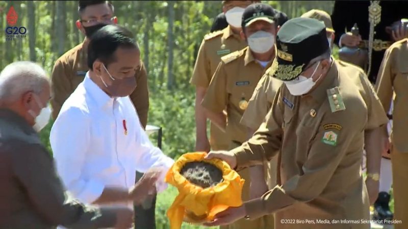 Gubernur Nova saat menyerahkan Tanah dan Air yang dibawa dari Aceh ke calon ibu kota baru negara kepada Presiden RI, Joko Widodo. (Foto Setneg)