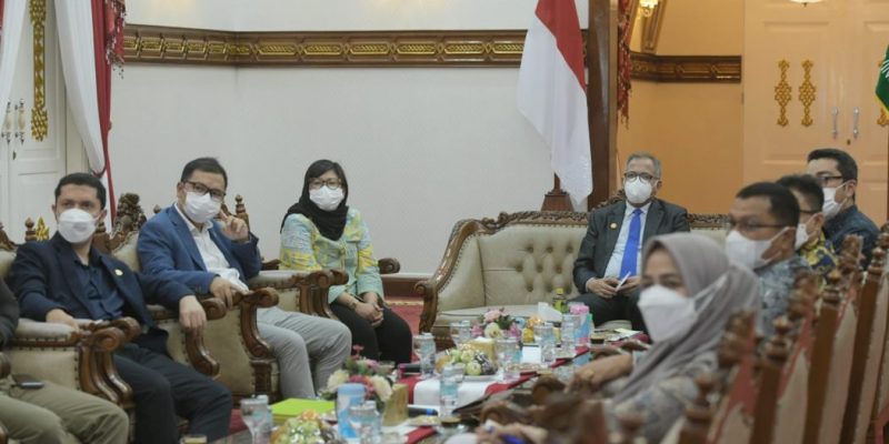 Gubernur Aceh Nova Iriansyah melakukan pertemuan dengan para petinggi Perusahaan Muhammed Bin Faisal (MBF) Group dari Uni Emirat Arab, membahas peluang investasi minyak, gas bumi, dan mineral di Meuligoe Gubernur Aceh, Banda Aceh, Kamis (10/3/2022).