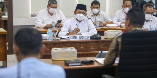 Asisten I Sekda Aceh, M Jafar, bersama TAPA, saat mengikuti rapat koordinasi dengan DPRA dan BPJS Kesehatan, membahas program JKA di Ruang Serbaguna DPRA, Banda Aceh.