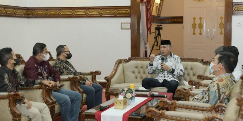 Gubernur Aceh Nova Iriansyah, menerima kunjungan silaturrahmi General Manager Telkom Wilayah Telekomunikasi Aceh, Teuku Fauzan beserta rombongan di Meuligoe Gubernur Aceh, Banda Aceh, Jum’at (8/4/2022).