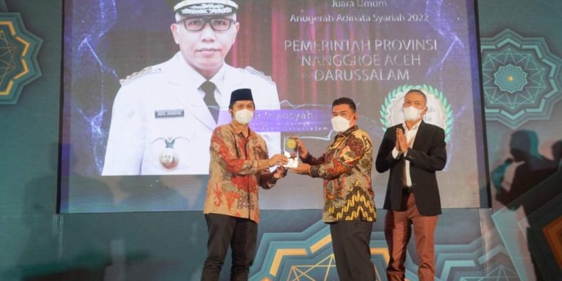 Kepala BPPA, Almuniza Kamal didamping Chairman Infobank Eko B Supriyanto dan Dr Unang Fauzi Lc saat menerima penghargaan Anugerah Adinata Syariah di Kempinski Grand Ball Room Hotel, Jakarta, Kamis, 14 April 2022.