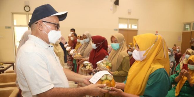 Sekda Aceh, dr. Taqwallah, M. Kes., menyerahkan bingkisan kepada petugas kesehatan yang melaksanakan tugas saat libur Hari Raya Idul Fitri 1443 H, di RSUDZA, Banda Aceh, Sabtu, (7/5/2022).