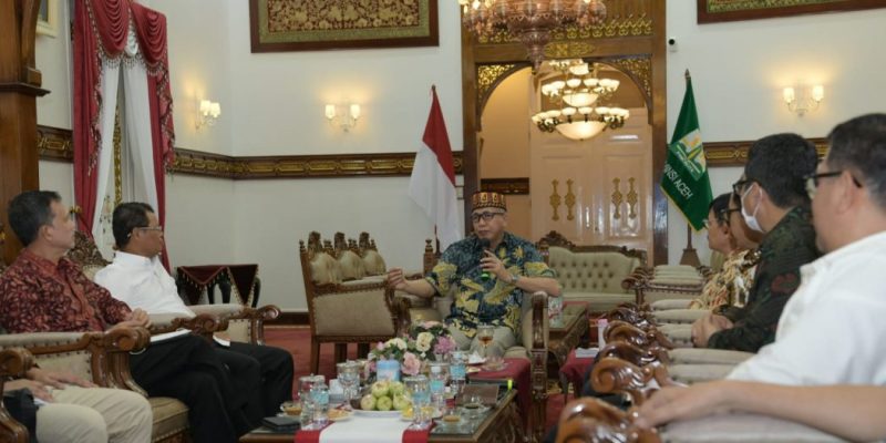 Gubernur Aceh, Ir. H. Nova Iriansyah, MT, saat menerima kunjungan manajemen PT. Waskita Karya, dalam rangka membahas rencana pembangunan proyek pembangkit listrik tenaga air (PLTA), di Meuligoe Gubernur Aceh.