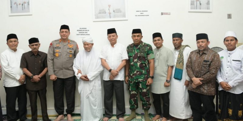 Penjabat (Pj) Gubernur Aceh, Achmad Marzuki, bersama Forkopimda Aceh, bertakziah ke rumah duka almarhumah Ummi Hj. Khairiah, istri dari Ulama Aceh Abu Kuta Krueng, di Komplek Dayah Munawwarah, Pidie Jaya, Jumat, 8 Juli 2022.