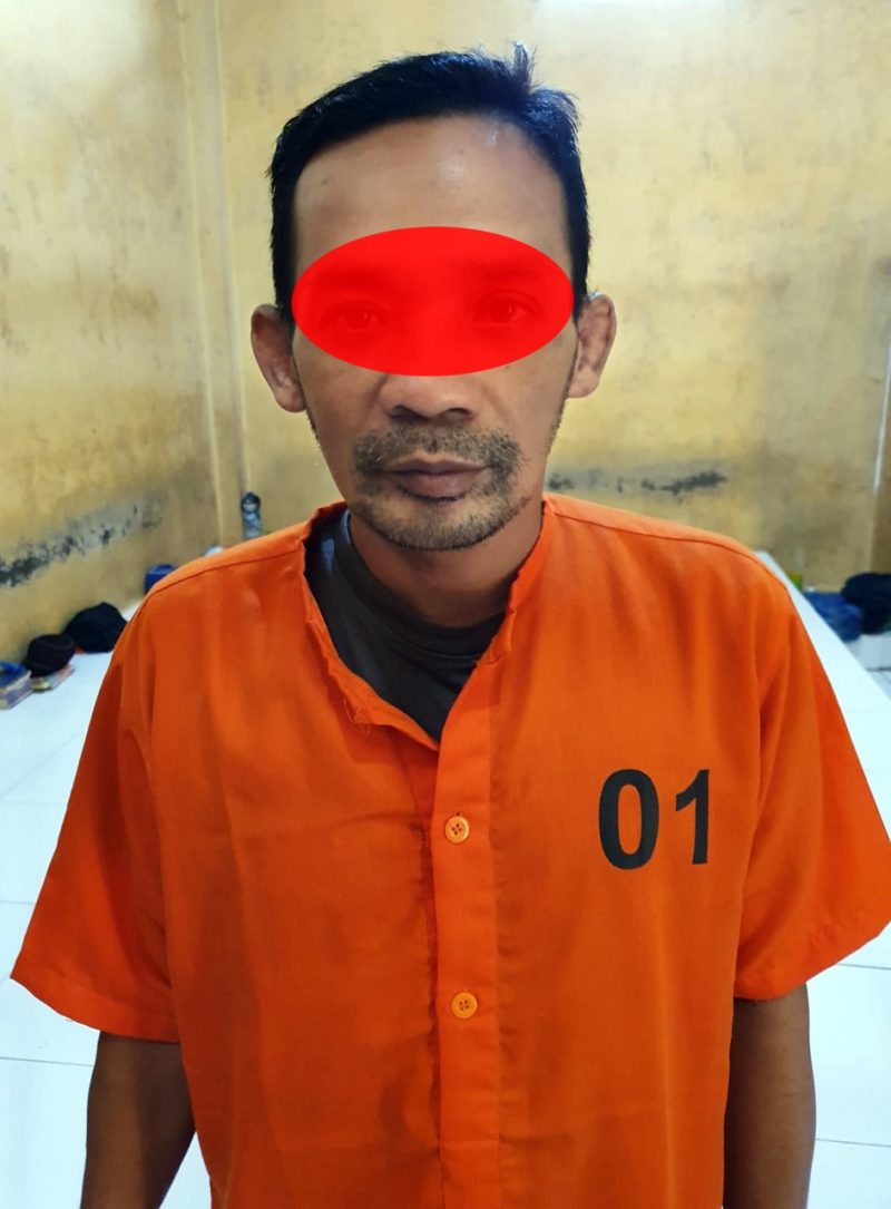 TA, Oknum Sekretaris Desa di Perlak Timur, Pelaku penggelapan bibit umbi porang diamankan di Mapolres Aceh Timur, Senin 5 September 2022. (Foto: Ist)