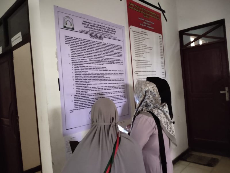 Para pelaku usaha melihat pengumuman penerimaan BPUM di Dinas Perdagangan, Koperasi dan Usaha Kecil Menegah Aceh Timur, Rabu (7/9/2022) foto/Syafiratul Khaira.