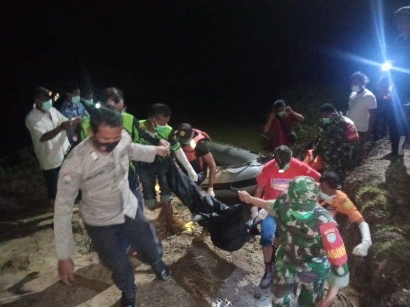 Tim gabungan mengevakuasi mayat yang ditemukan di Aliran Sungai Pereulak, Kabupaten Aceh Timur, Minggu, 18 September 2022 / Foto: Ist.
