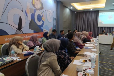 Peserta sedang mengikuti pelatihan ekonomi kreatif (ekraf) bagi pelaku usaha pariwisata sektor desain komunikasi visual dan voice ayng dilaksanakan oleh Disbubdar Aceh. Foto/dok Disbubdar Aceh