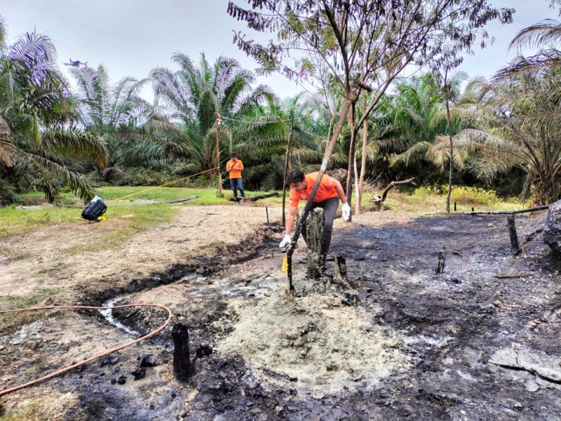 Tim Inafis Polres Aceh Timur melakukan olah TKP di lokasi ledakan sumur minyak di Gampong Seuneubok Lapang, Kecamatan Peureulak Timur, Kabupaten Aceh Timur, Kamis, 13 Oktober 2022. / Foto: Humas Polres Aceh Timur.