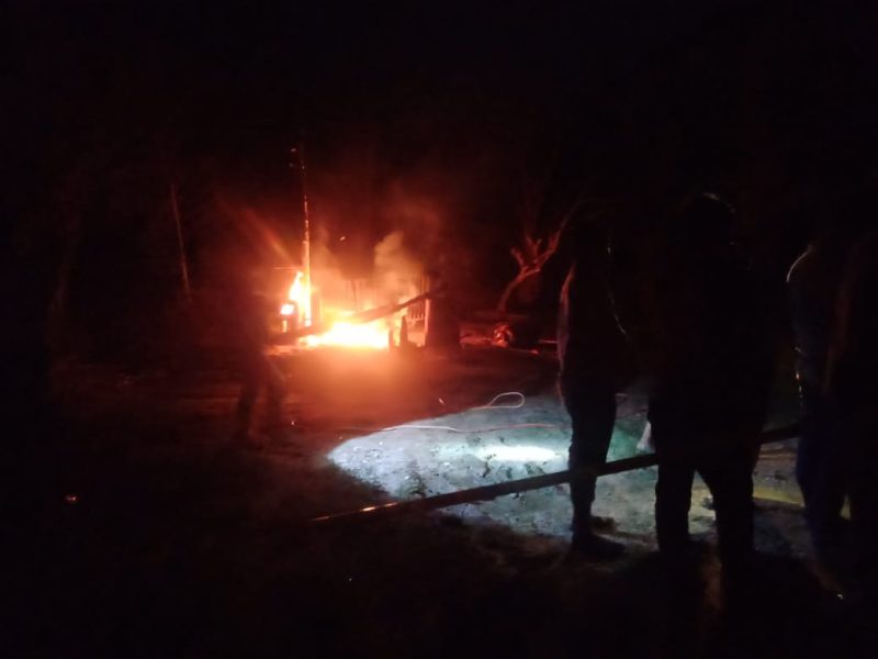 
Suasana saat Kobaran api Sumur minyak peninggalan PT. Asamera Oil di Desa Seunebok Lapang Kecamatan Peureulak Timur, Kabupaten Aceh Timur, meledak.:Istimewa
