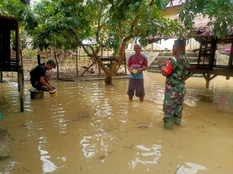 Warga melihat banjir di desa Desa Alue Canang Kecamatan Bireum Bayeum, Jumat, (4/11/2022).Foto: Istimewa