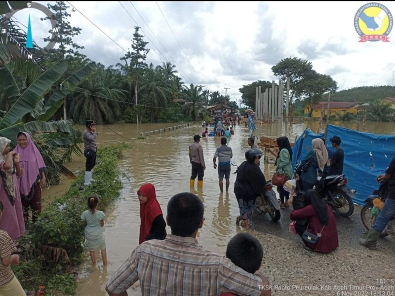 Warga melihat jembatan penghubung antara Kabupaten Aceh Timur dengan Kabupaten Gayo Lues putus akibat banjir beberapa waktu lalu.