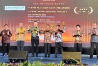 Plt. Asisten Perekonomian dan Pembangunan Sekda Aceh, Ir. Mawardi, saat mewakili Pj. Gubernur Aceh, menerima Penghargaan TOP BUMD AWARDS 2023 Kategori TOP Pembina BUMD 2023 di Hotel Raffles, Jakarta, Rabu (5/4/2023).