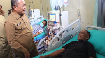 Waki Bupati Pidie Jaya, DR Said Mulyadi, saat menjenguk pasien cuci darah yang mulai dilayani di RUSD setempat, Senin 04 September 2023. Foto:Humprokom