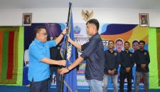 Ketua PWI Aceh, Nasir Nurdin saat melakukan pengukuhan pengurus PWI Pidie Jaya, periode 2023-2026, di Aula Cot Trieng Kantor Bupati setempat, Rabu 4 Oktober 2023.