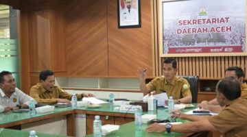 Sekda Aceh, M. Nasir, S.IP, MPA, didampingi Asisten Perekonomian dan Pembangunan Sekda Aceh, Dr. Ir. Zulkifli, M.Si, dan Kepala SKPA/Biro terkait, saat menggelar Rapat Penanganan dan Penetapan Sumur Minyak Masyarakat dengan Pemerintah Kabupaten Bireuen, Aceh Utara, Aceh Timur dan Aceh Tamiang, yang digelar secara virtual di Ruang Rapat Sekda Aceh, Banda Aceh, Senin (22/9/2025).
