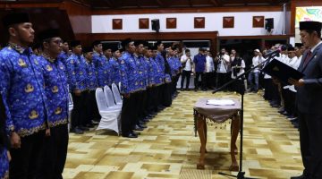 Sekda Aceh, M. Nasir, S.IP, MPA, saat melantik Pejabat Struktural Eselon III dan IV pada Lingkungan Pemerintah Aceh, di Anjong Mon Mata, Banda Aceh, Jum'at (26/9/2025).