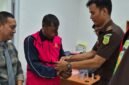 Kejasaan Negeri Pidie Jaya menahan tersangka kasus dugaan korupsi Dana Desa. Foto/ist