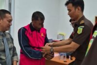 Kejasaan Negeri Pidie Jaya menahan tersangka kasus dugaan korupsi Dana Desa. Foto/ist