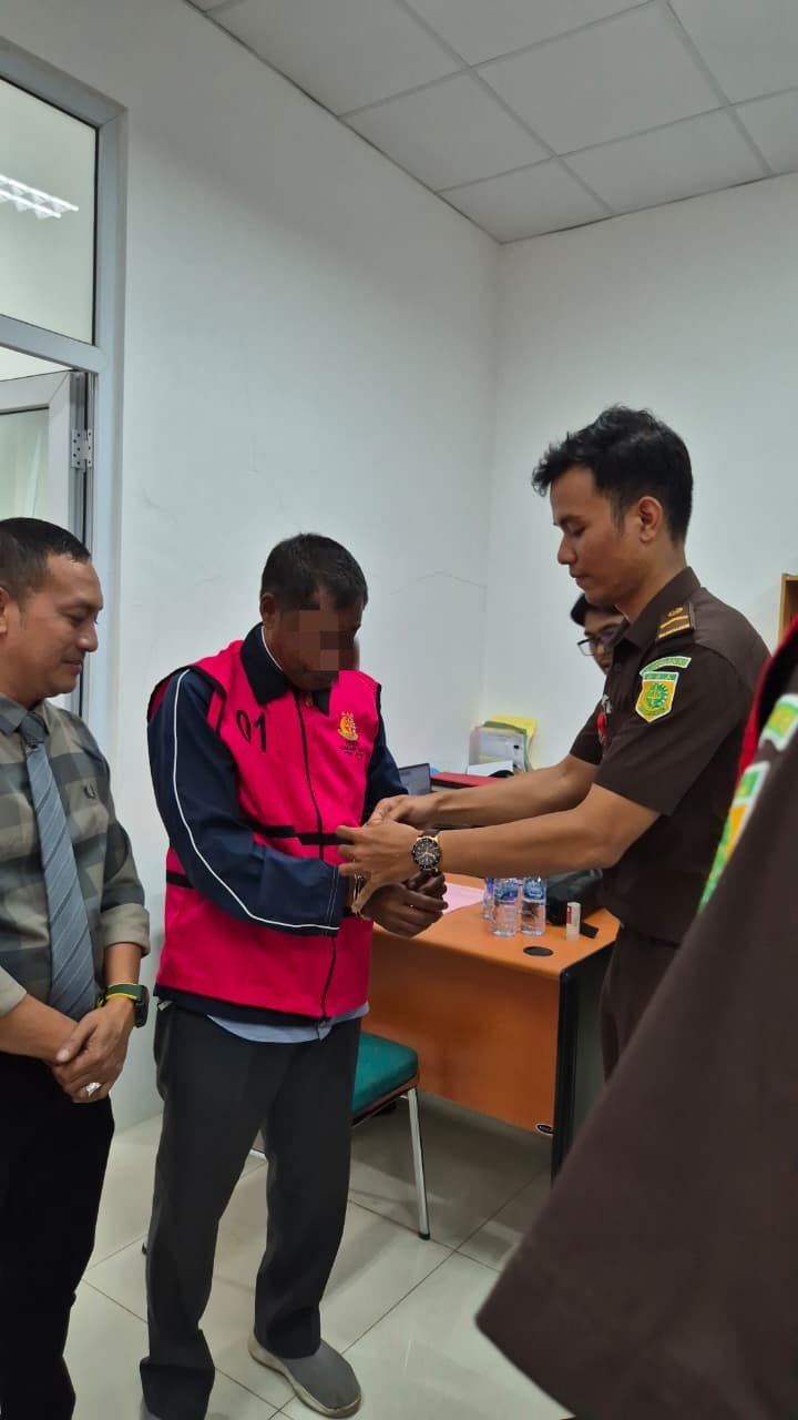 Kejasaan Negeri Pidie Jaya menahan tersangka kasus dugaan korupsi Dana Desa. Foto/ist