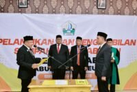 Bupati Bireuen Mukhlis, melantik Ismunandar sebagai Sekda Bireuen, Senin, 20 April 2026. Foto : Ist