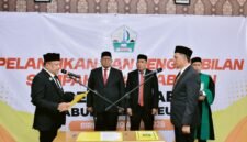 Bupati Bireuen Mukhlis, melantik Ismunandar sebagai Sekda Bireuen, Senin, 20 April 2026. Foto : Ist
