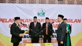 Bupati Bireuen Mukhlis, melantik Ismunandar sebagai Sekda Bireuen, Senin, 20 April 2026. Foto : Ist