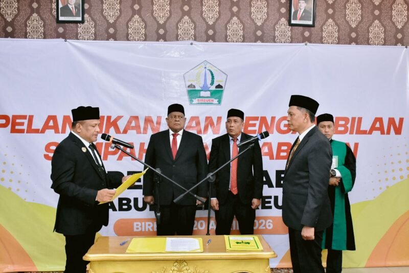 Bupati Bireuen Mukhlis, melantik Ismunandar sebagai Sekda Bireuen, Senin, 20 April 2026. Foto : Ist