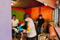 Petugas bersama tenaga medis dan keluarga sedang mengevakuasi jenazah korban. Foto : Ist