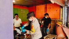 Petugas bersama tenaga medis dan keluarga sedang mengevakuasi jenazah korban. Foto : Ist