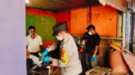 Petugas bersama tenaga medis dan keluarga sedang mengevakuasi jenazah korban. Foto : Ist