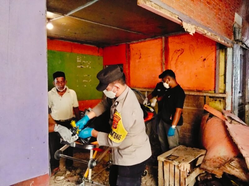 Petugas bersama tenaga medis dan keluarga sedang mengevakuasi jenazah korban. Foto : Ist