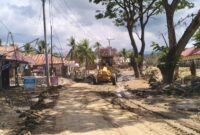 Pembersihan Lumpur dengan alat berat.