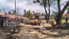 Pembersihan Lumpur dengan alat berat.