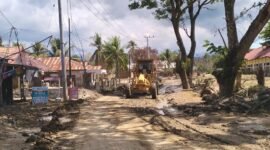 Pembersihan Lumpur dengan alat berat.