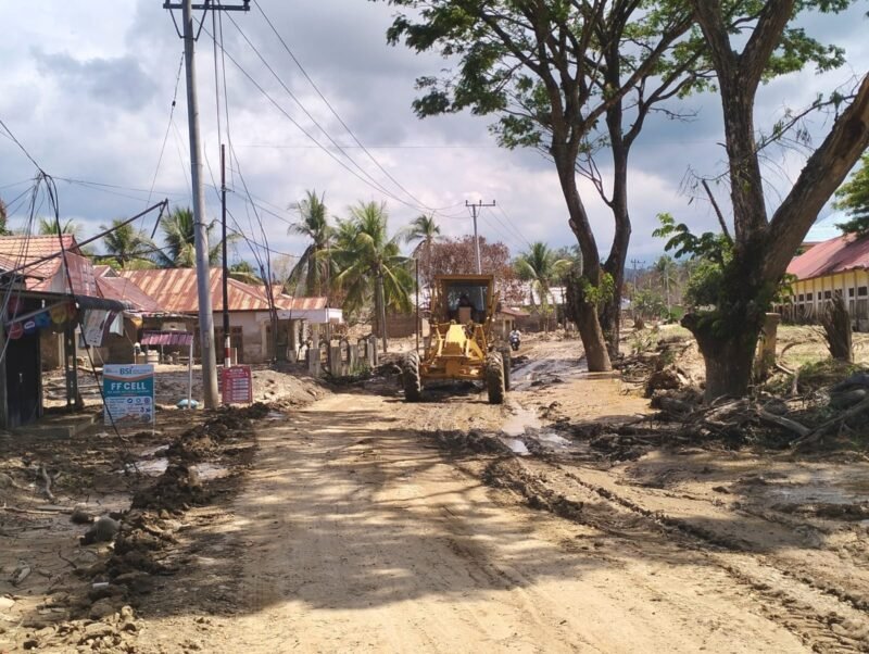 Pembersihan Lumpur dengan alat berat.