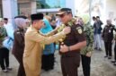 Bupati Pidie Jaya, Syibral Malasyi, mengalungkan bunga Kepada Kajati Aceh, Yudi Triadi, S.H., MH, Senin, 24 April 2026. Foto : Ist