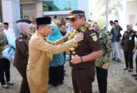 Bupati Pidie Jaya, Syibral Malasyi, mengalungkan bunga Kepada Kajati Aceh, Yudi Triadi, S.H., MH, Senin, 24 April 2026. Foto : Ist