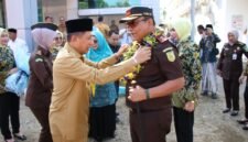 Bupati Pidie Jaya, Syibral Malasyi, mengalungkan bunga Kepada Kajati Aceh, Yudi Triadi, S.H., MH, Senin, 24 April 2026. Foto : Ist
