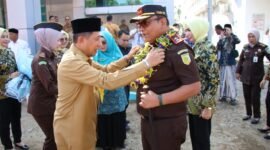 Bupati Pidie Jaya, Syibral Malasyi, mengalungkan bunga Kepada Kajati Aceh, Yudi Triadi, S.H., MH, Senin, 24 April 2026. Foto : Ist