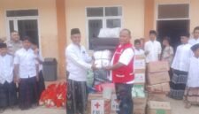 Ketua PMI Pidie Jaya saat menyaluran 1.000 paket bantuan kepada korban banjir bandang dan tanah longsor, Selasa, 28 April 2026. Foto : Ist